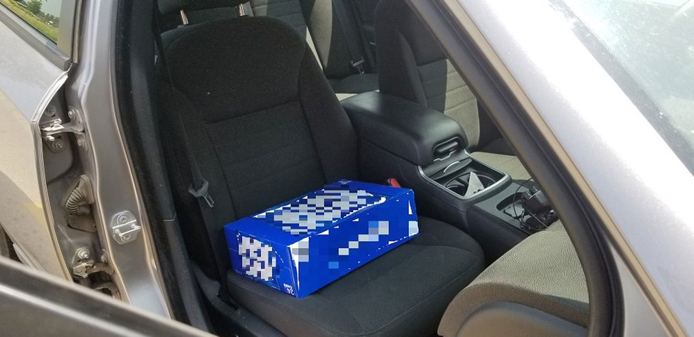Motorista é multado por improvisar cadeirinha com caixa de cerveja no Canadá — Foto: Ontario Provincial Police/Twitter