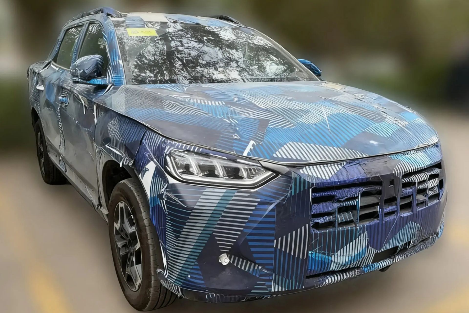 Flagra: nova picape híbrida da BYD terá painel de Song Plus e chega em 2026