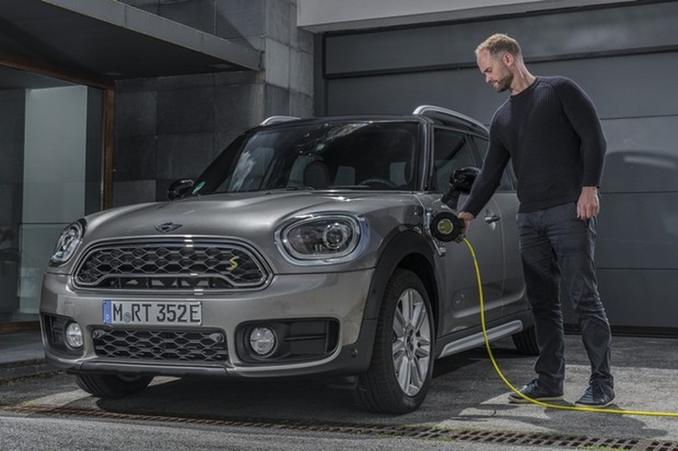 A recarga em tomada doméstica de 220V leva 5 horas (Foto: Divulgação) — Foto: Auto Esporte