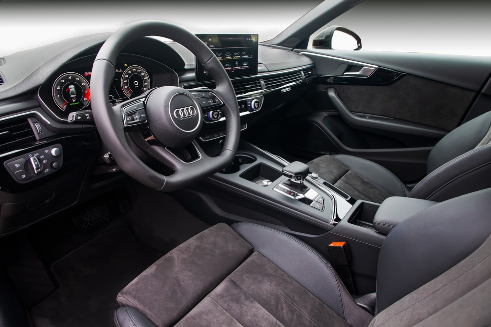 O interior ainda não é igual ao dos carros mais recentes da marca, mas tem bom acabamento e equipamentos — Foto: Divulgação