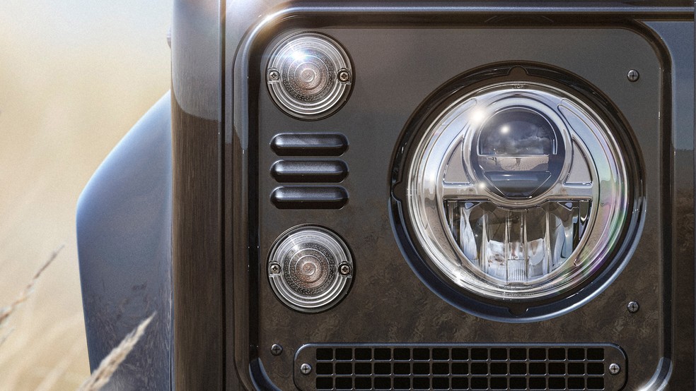 Faróis halógenos foram substituídos por lâmpadas de LED no Defender V8 Bespoke — Foto: Divulga