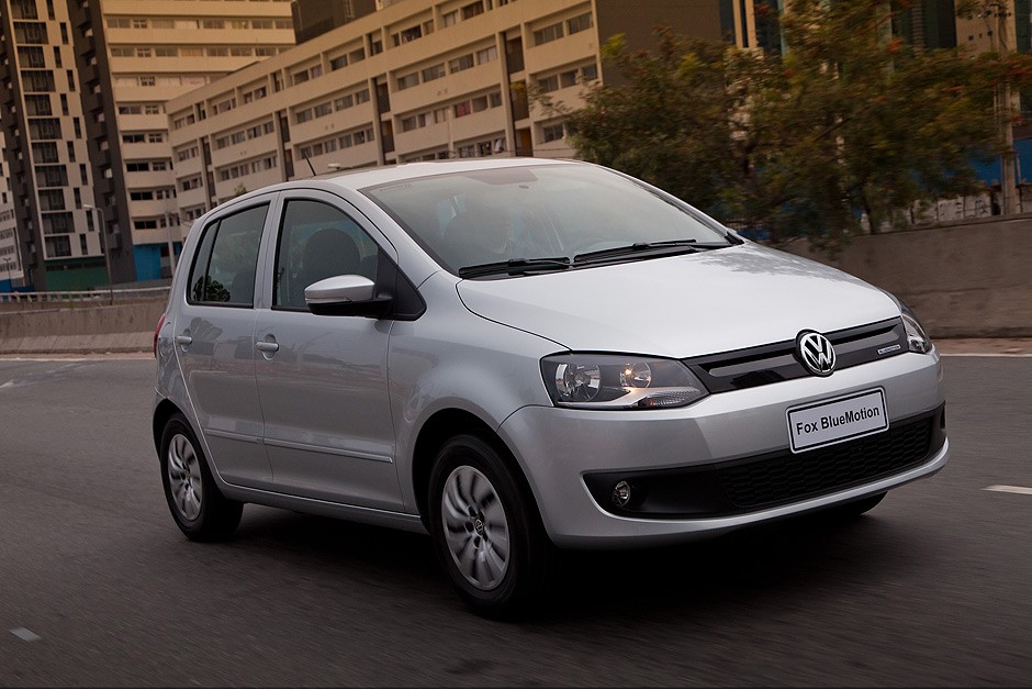 Volkswagen Fox 1.0 BlueMotion 2014 traz o novo motor três cilindros da marca, que entrega 75/82 cv de potência 