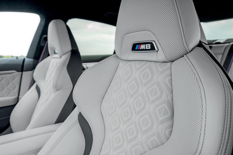 BMW M8: Os logotipos "M8" dos bancos dianteiros acendem no escuro — Foto: Divulgação