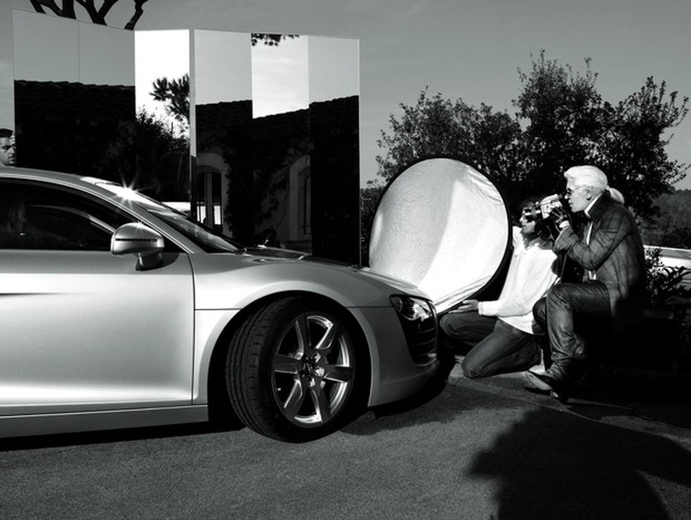 Karl Lagerfeld durante a sessão de fotos do Audi R8 (Foto: Reprodução/Audi) — Foto: Auto Esporte