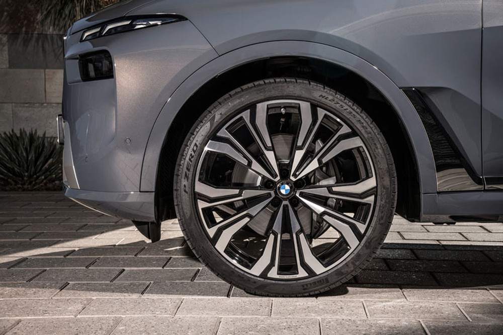 Novo BMW X7 agora tem faróis e grade polêmicos; SUV chega ao Brasil em 2023