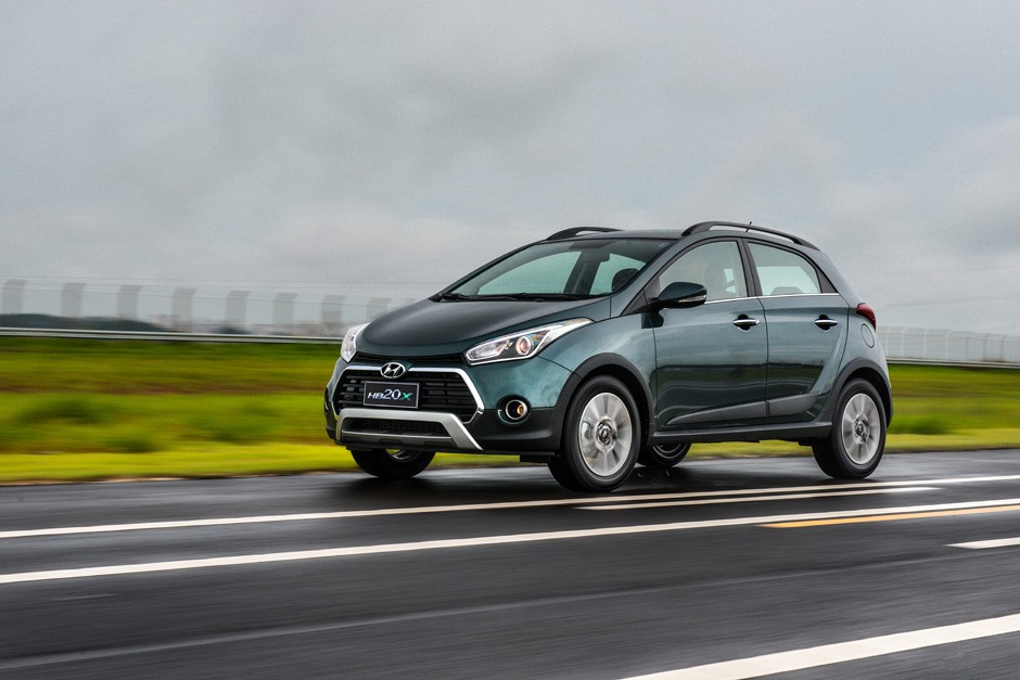 Hyundai HB20X 2016 em movimento