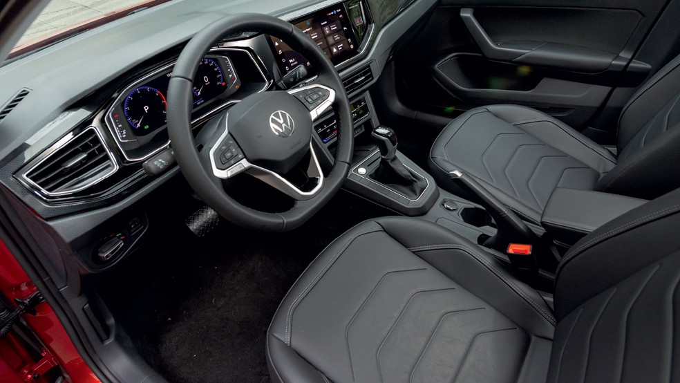 Polo Highline tem bom acabamento e central multimídia VW Play com tela de 10" — Foto: Divulgação