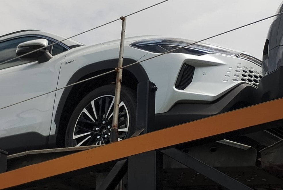 Flagra Toyota Corolla Cross 2025 terá novo visual e já está pronto