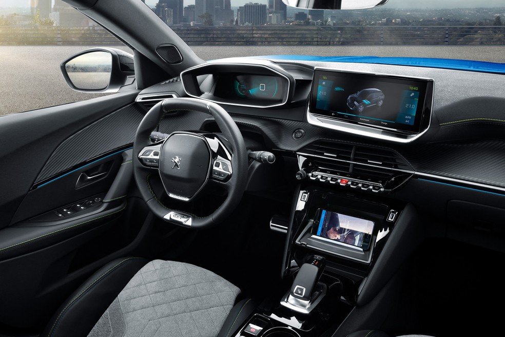 Interior do Peugeot e-2008 é bem parecido com o do e-208 vendido atualmente no Brasil — Foto: Divulgação