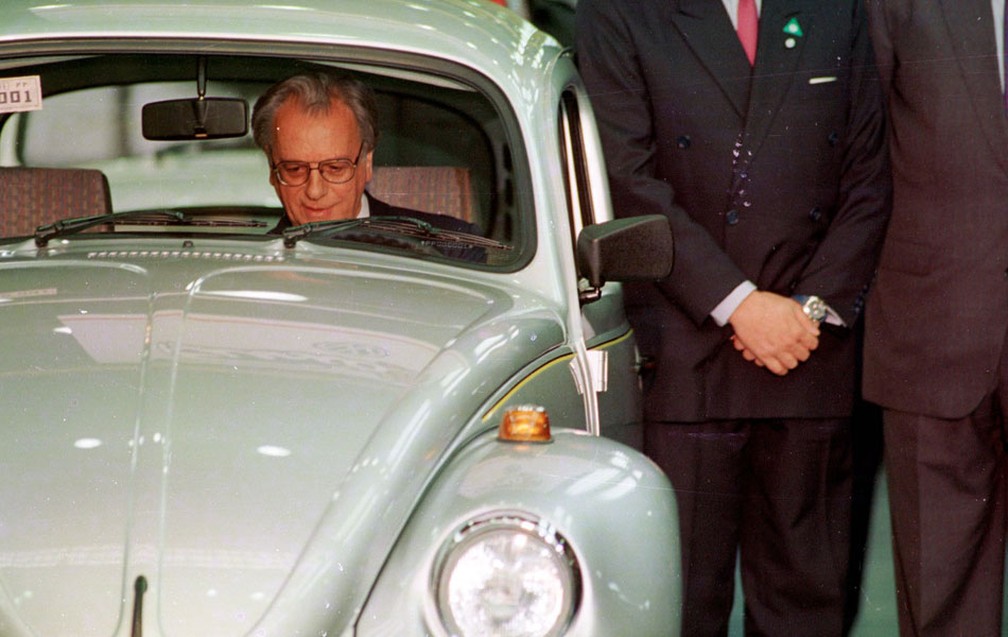 O presidente   brasileiro Itamar Franco é fotografado dentro de um Fusca na   fábrica da Volkswagen no ABC. Com o apelo de Itamar Franco, o Fusca   voltou a ser fabricado no Brasil em 1993. — Foto: Masao Goto Filho/Arquivo/AE
