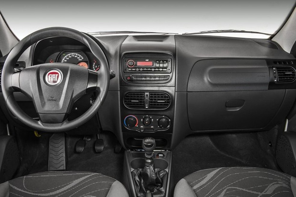 Interior da Fiat Strada Working 2017 (Foto: Divulgação) — Foto: Auto Esporte