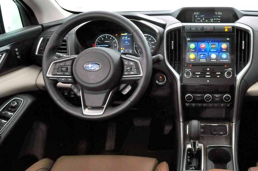 Acabamento inclui materiais macios e central multimídia de até 8 polegadas (Foto: Divulgação) — Foto: Auto Esporte