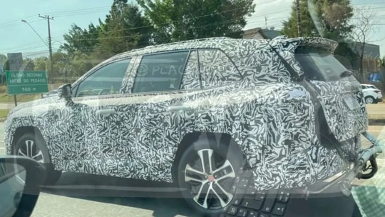 Flagra: novo Toyota RAV4 roda no Brasil com motor que será híbrido flex