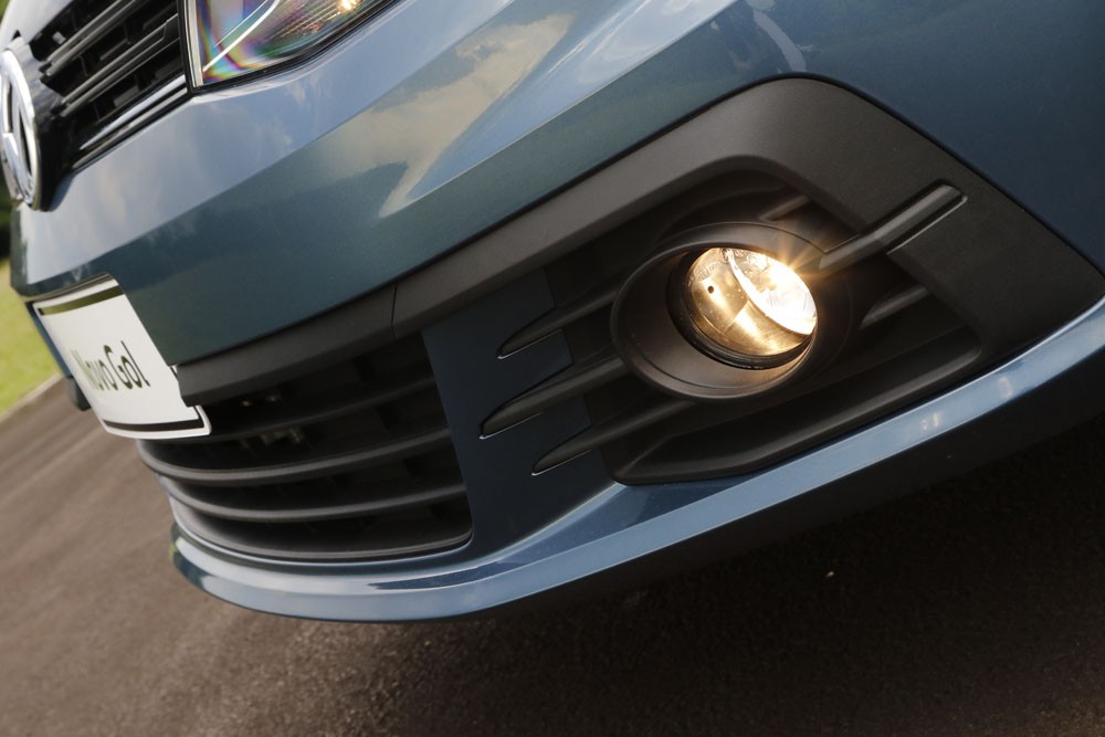 O jogo de faróis de neblina lembra o facelift usado no VW Fox