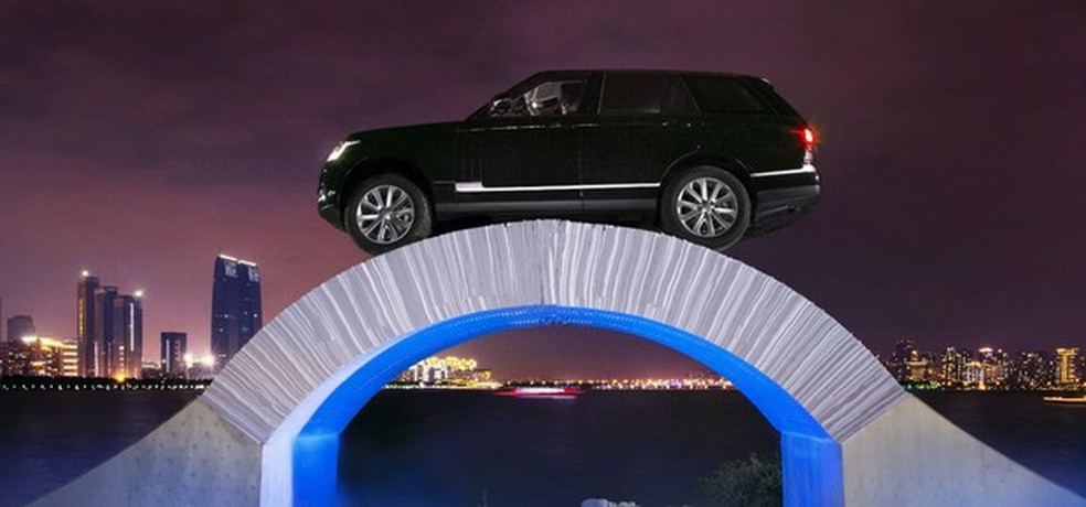 Land Rover Range Rover atravessa ponte de papel para comemorar 45 anos (Foto: Land Rover) — Foto: Auto Esporte
