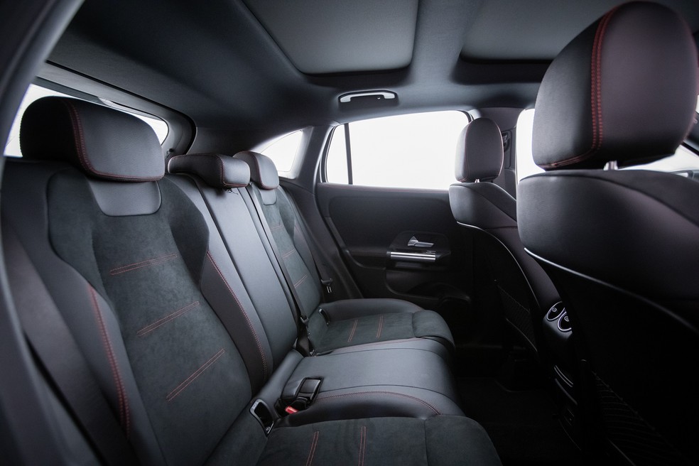 O entre-eixos do novo Mercedes-Benz GLA aumentou, mas o túnel central é alto, o que pode comprometer o conforto de quem viaja no assento do meio — Foto: Divulgação