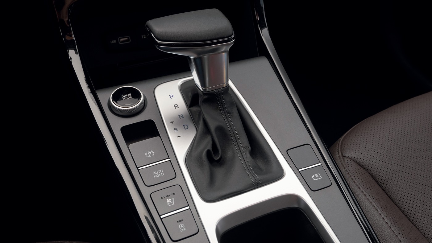 Hyundai Creta 2022 - O console traz o seletor de condução, freio eletrônico e as demais funções — Foto: Bruno Guerreiro