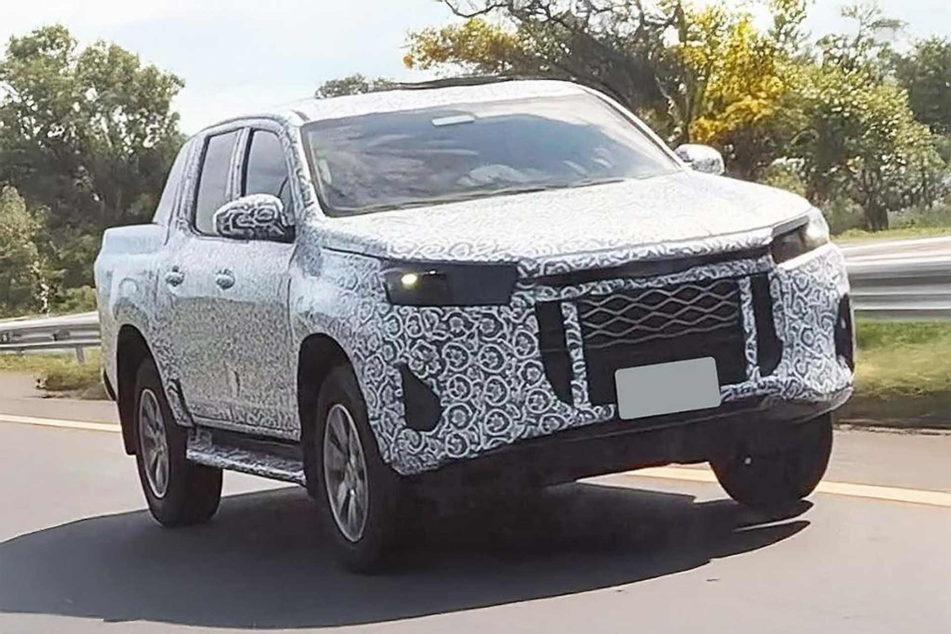 Flagra: nova Toyota Hilux terá design com receita da S10 e versão híbrida