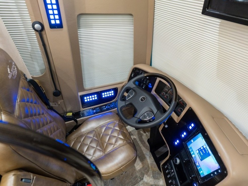 Ônibus convertido em motorhome tem motor de barco da Volvo com 500 cv — Foto: Reprodução