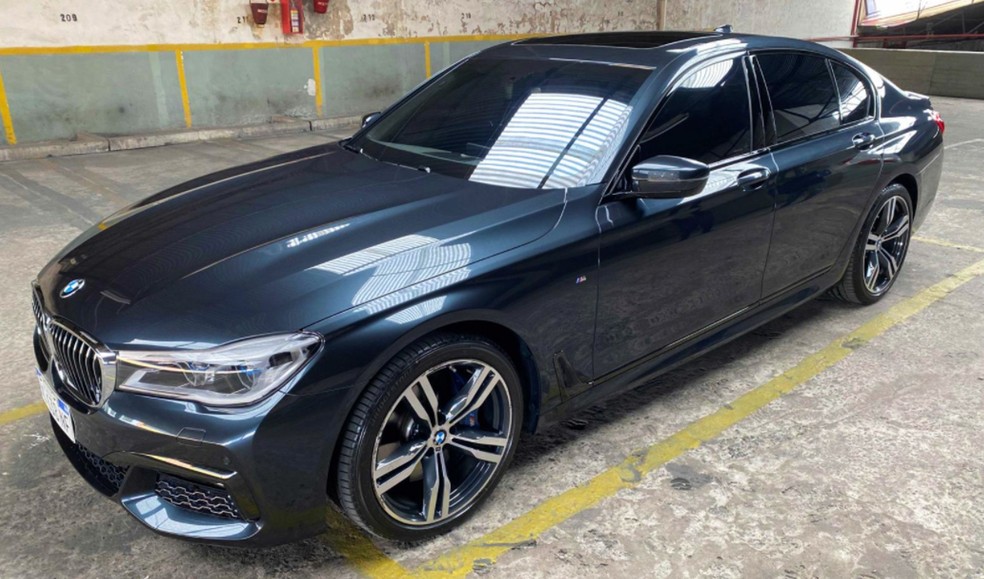 Acredita-se que o BMW 750 Li de Maradona é um dos cinco exemplares sedã na Argentina — Foto: Reprodução/ Adrián Mercado
