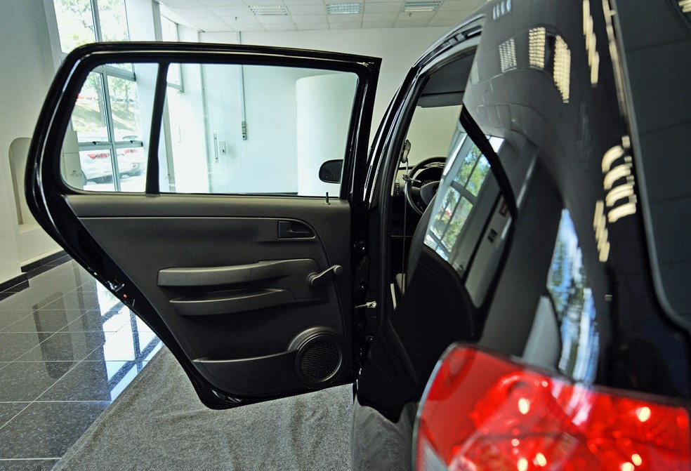 Acabamento é simples e não há faixas de tecido nas portas — Foto: Lucas Roberto Silva/Auto News Brasil