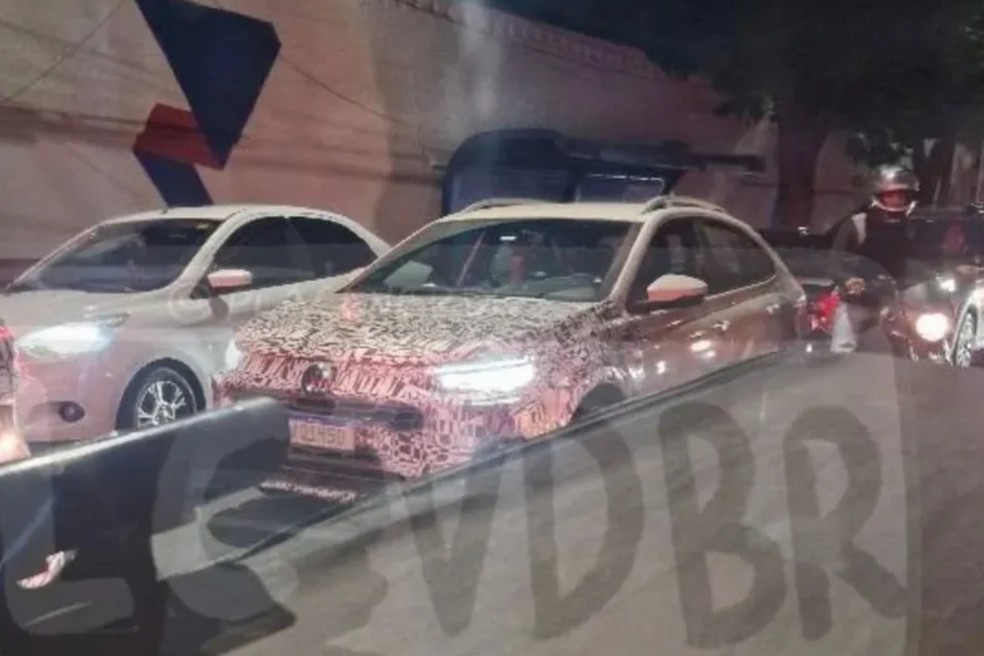 Volkswagen Nivus em testes exibe dianteira com modificações no design — Foto: Reprodução/Instagram @harleyabud