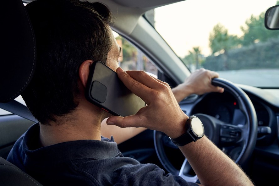 Celular ao volante