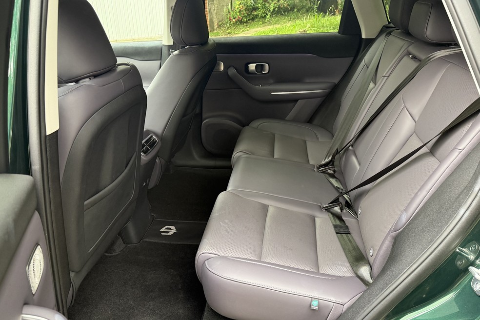 Assoalho plano melhora a sensação de amplitude do Leapmotor C10 — Foto: Cauê Lira/Auto News Brasil