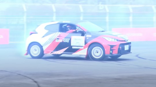 Vídeo: presidente da Toyota dá "zerinhos" e mostra habilidade em Yaris de rali