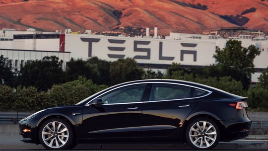 Primeira unidade do Tesla Model 3 sai da fábrica
