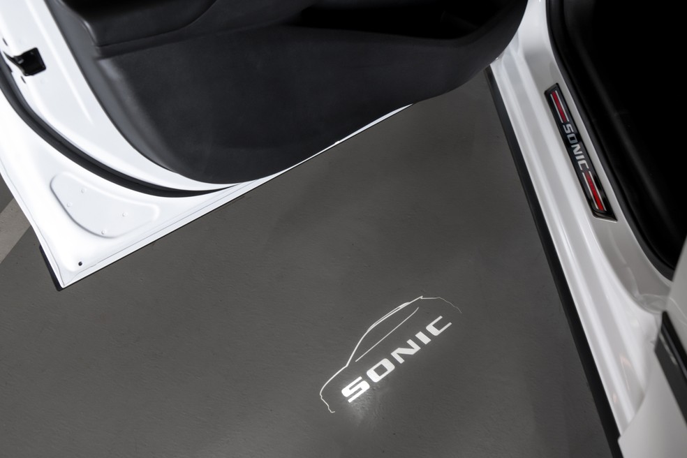 Chevrolet Sonic tem projeção iluminada no chão ao abrir a porta — Foto: Divulgação/Chevrolet