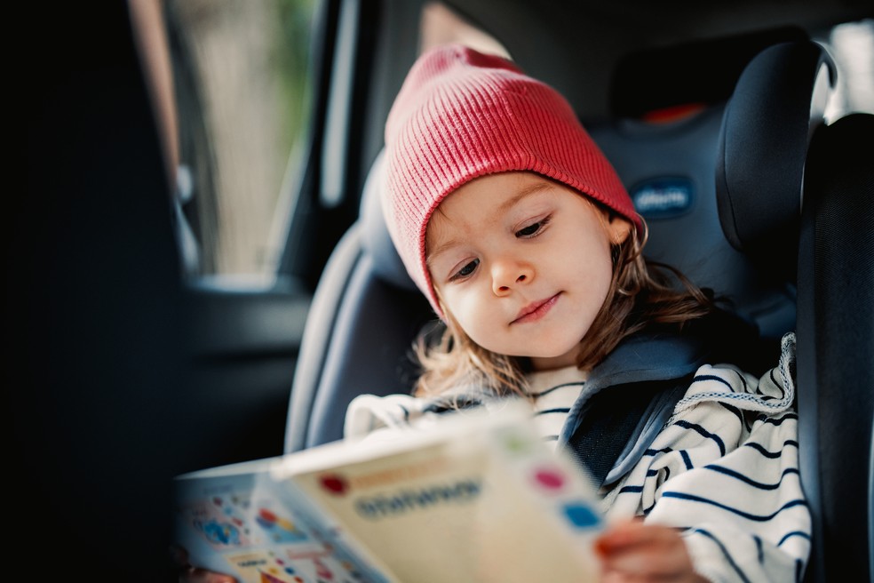 Livros ajudam a entreter a criança durante passeios de carro — Foto: Getty