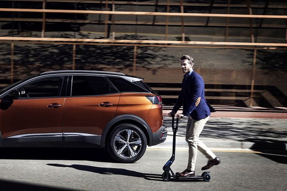 Patinete elétrico e-Kick é dobrável e serve para pequenos deslocamentos (Foto: Divulgação) — Foto: Auto Esporte