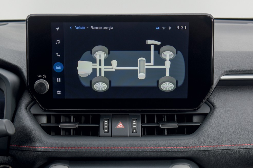 Gráficos da central de 10,25" não empolgam, mas é possível conferir o funcionamento do conjunto híbrido plug-in em tempo real — Foto: Murilo Góes/Auto News Brasil