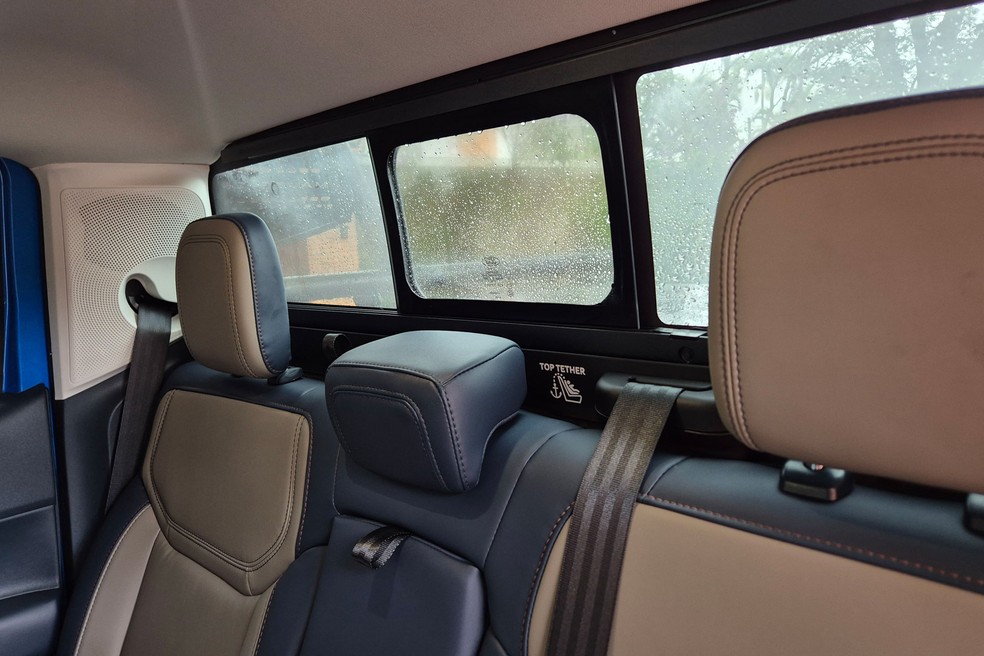 Escotilha tem abertura elétrica com botão no painel da Ford Maverick Hybrid — Foto: autoesporte