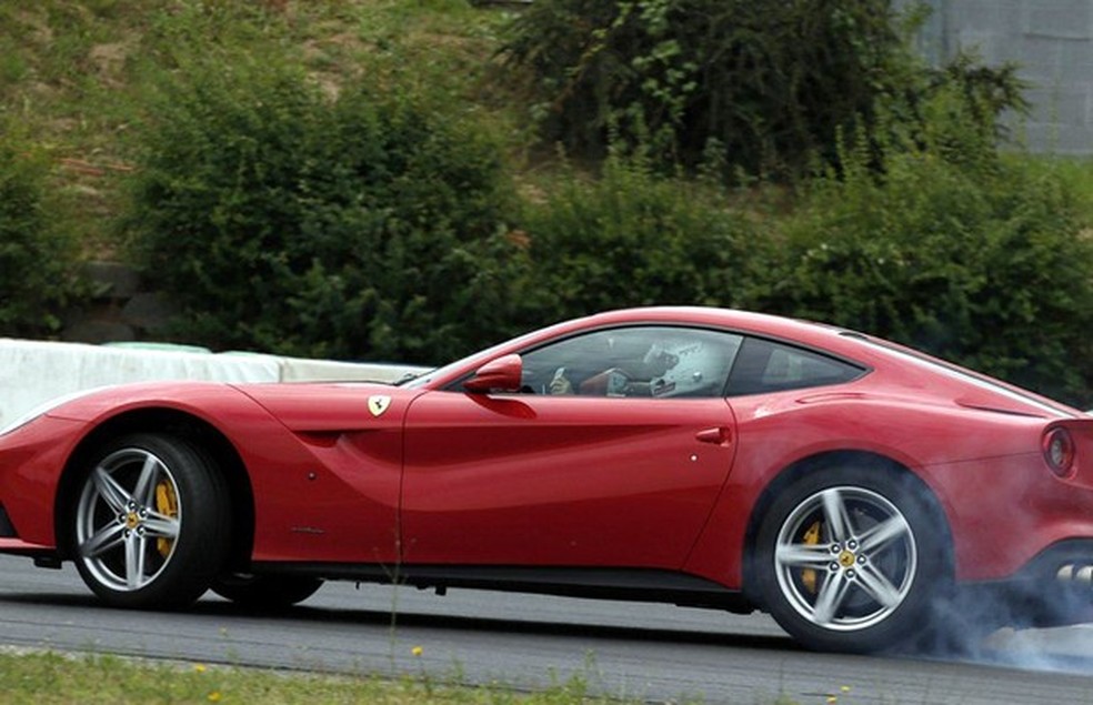 Sebastian Vettel acelerando Ferrari F12 Berlinetta em Hungaroring (Foto: Divulgação) — Foto: Auto Esporte