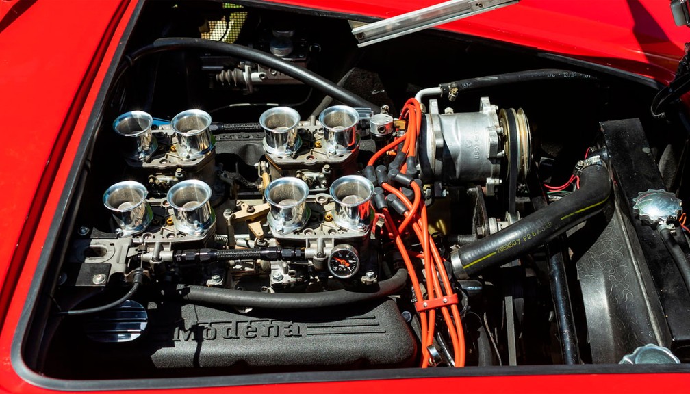 Em vez do motor V12 da Ferrari, um V8 da Ford — Foto: Divulgação/Mecum Auctions