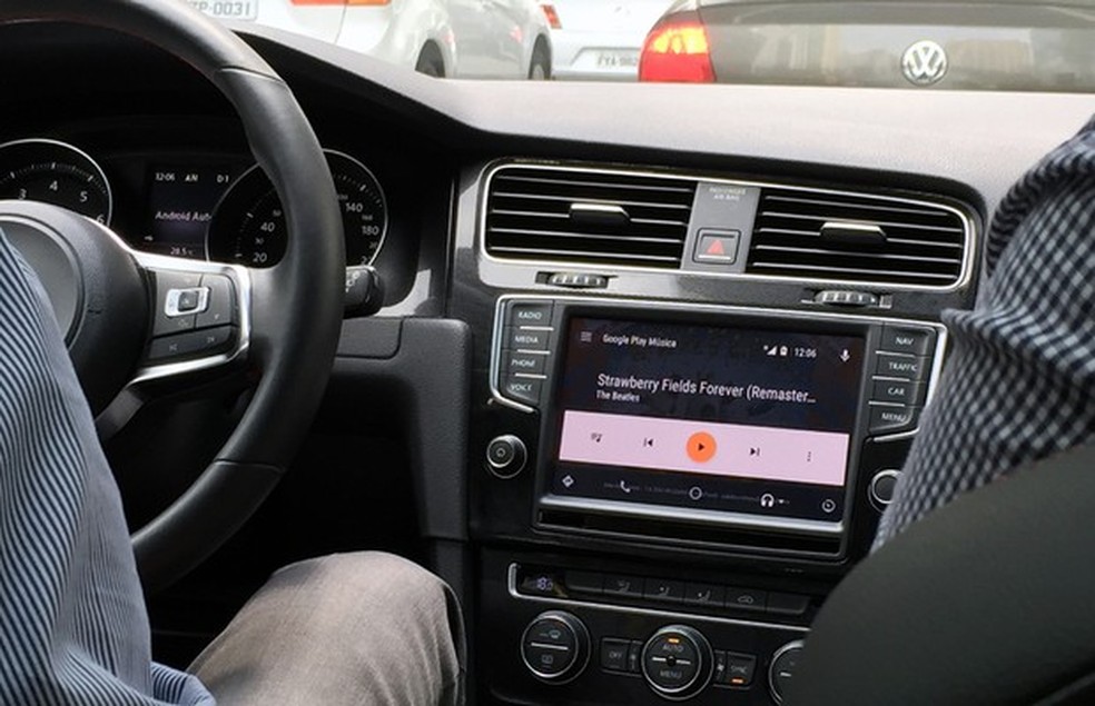 Usuário pode ouvir música através do Google Play Música (Foto: Anaís Motta/Auto News Brasil) — Foto: Auto Esporte