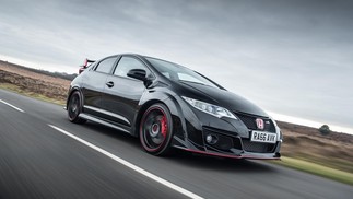 Apenas detalhes vermelhos contrastam com o preto do Civic Type-R Black Edition