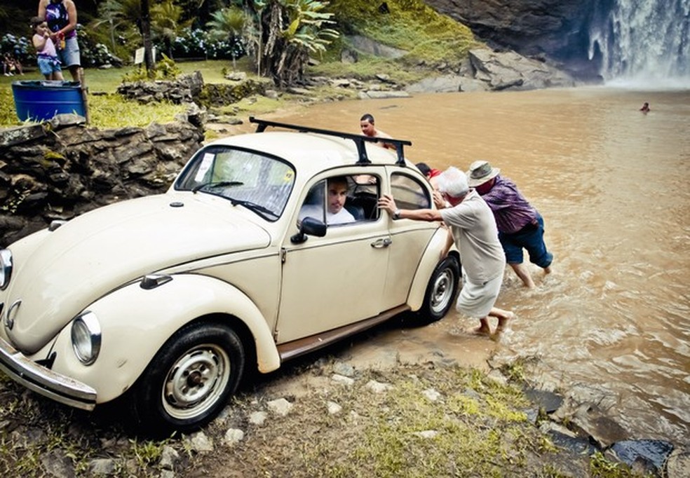 Para o Fusca sair do rio, foi preciso empurrar (Foto: Guilber Hidaka) — Foto: Auto Esporte
