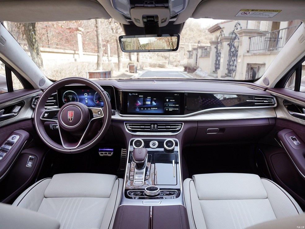 Interior é muito luxuoso e conta com duas enormes telas, parecidas com as de carros da Mercedes-Benz — Foto: Divulgação 