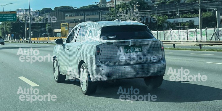 Nissan Kicks 2025 flagrado durante testes em São Paulo