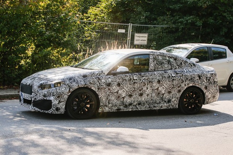 BMW Série 2 GranCoupé flagrado em testes (Foto: Automedia) — Foto: Auto Esporte