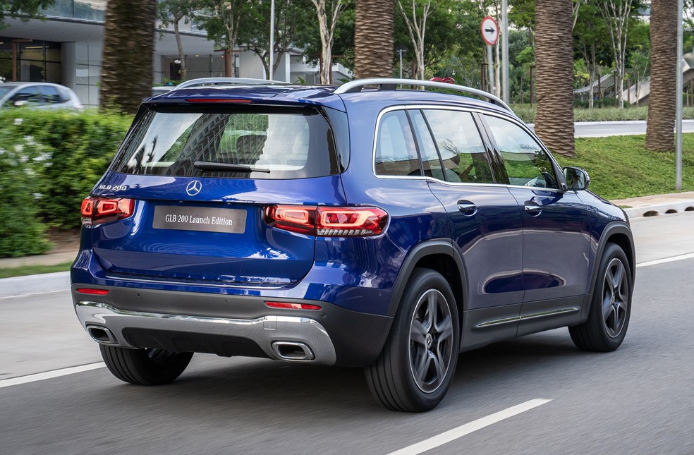 O estilo é quadradão, mas o perfil ainda é Mercedes: a tampa do porta-malas tem abertura e fechamento elétricos — Foto: Divulgação
