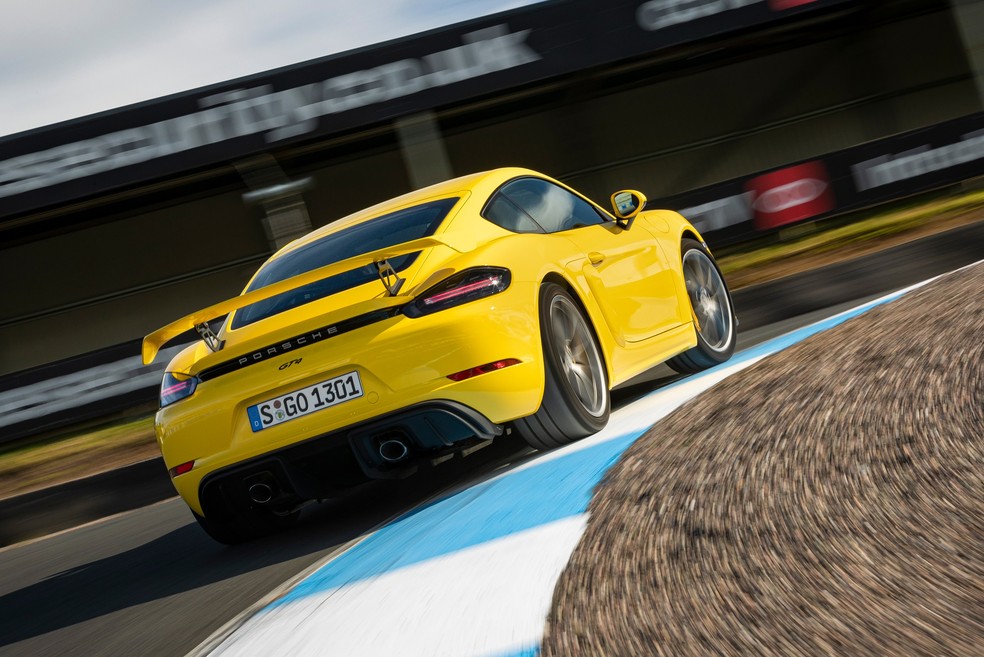 Porsche 718 Cayman GT4 tem motor aspirado, 420 cv e câmbio PDK de dupla embreagem — Foto: Divulgação