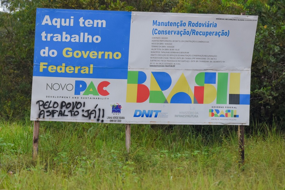 BR-319 tem várias placas pichadas com a mensagem: "Pelo povo! Asfalto já!' — Foto: Murilo Góes/Autoesporte