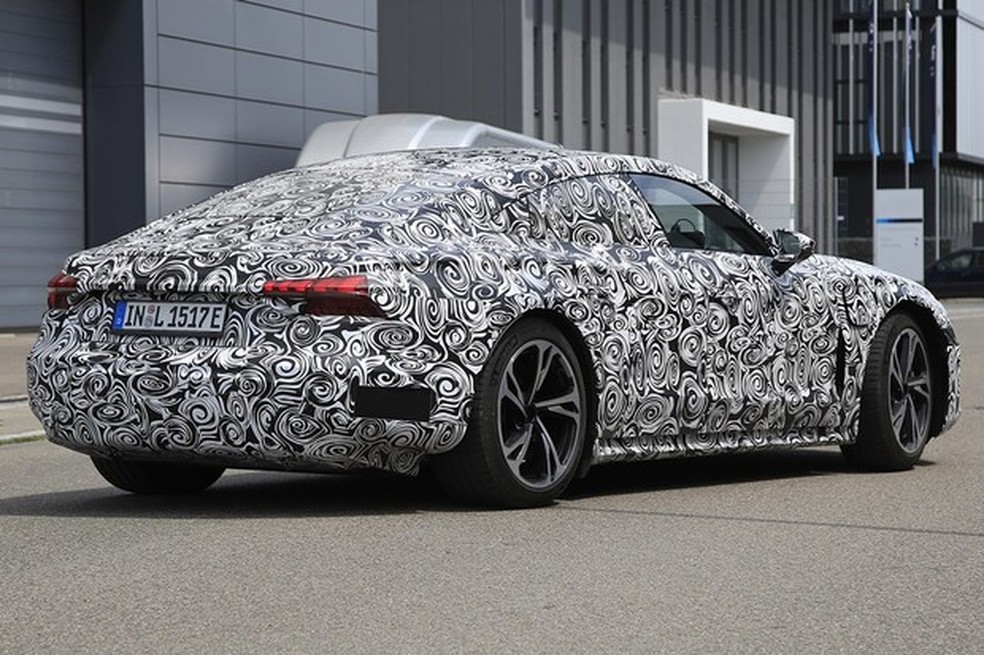 Linha do teto ficou mais alta em relação à do protótipo (Foto: Automedia) — Foto: Auto Esporte