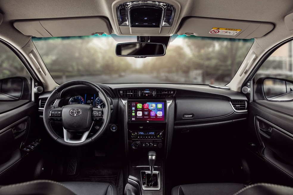 Toyota SW4 tem central multimídia com tela de nove polegadas  — Foto: autoesporte