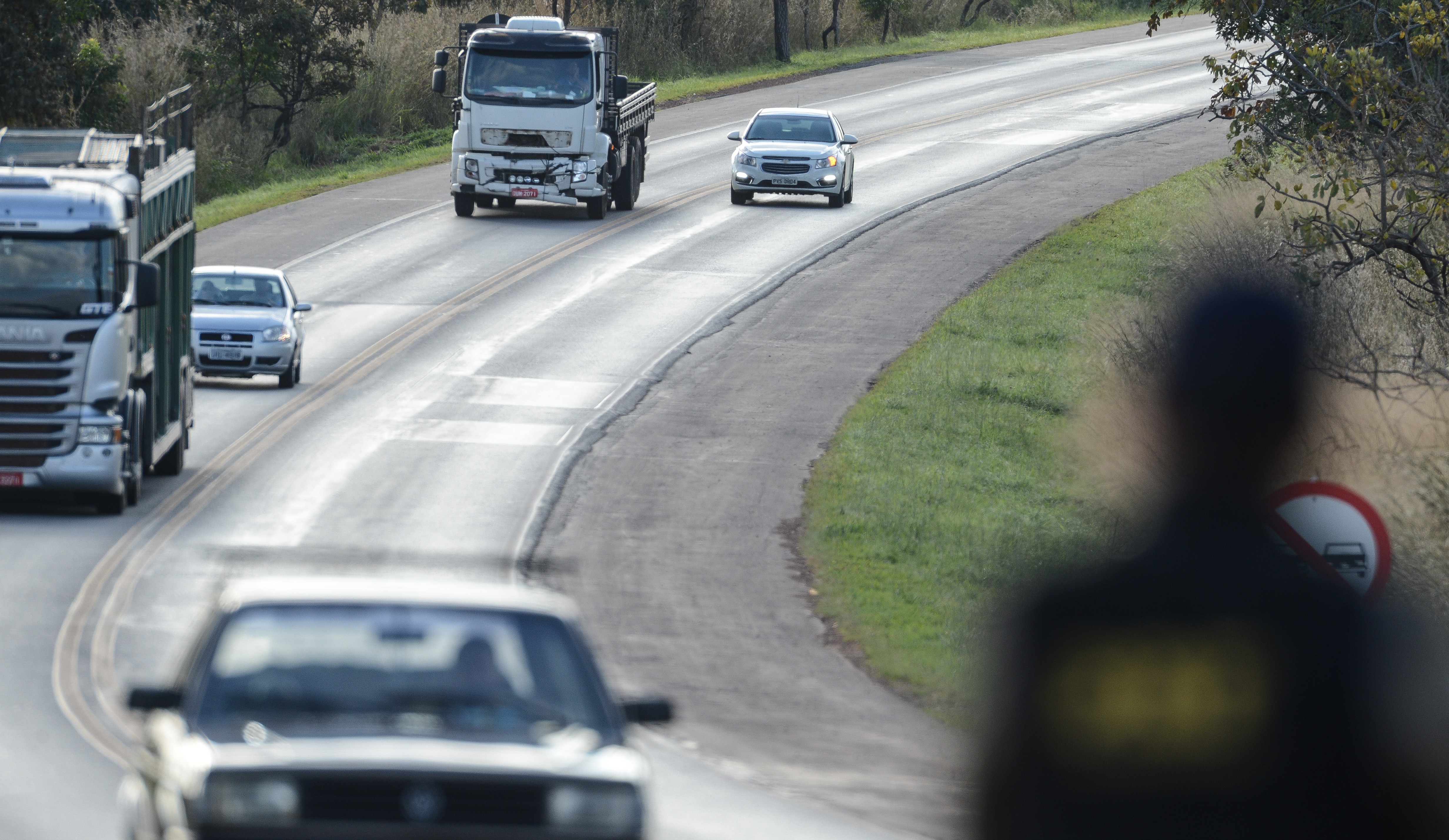 Multa por ultrapassar em faixa contínua: veja valor, pontuação na CNH e ...