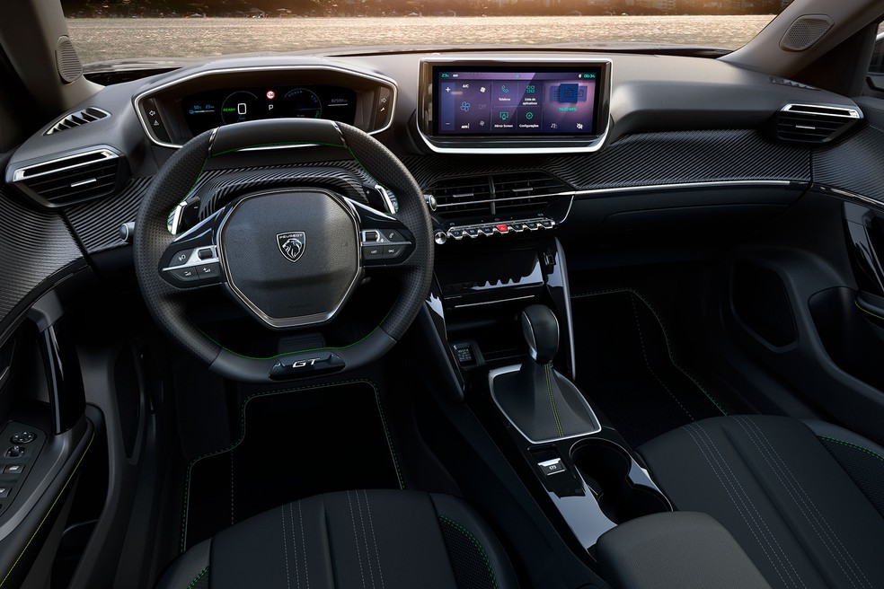 Peugeot 2008 2025 terá o mesmo painel do 208, mas com revestimentos exclusivos e freio de mão elétrico — Foto: Divulgação